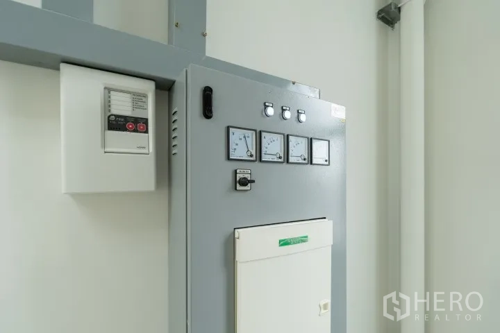 โรงงาน for rent in Khlong Luang, Pathum Thani - ตู้ควบคุมไฟฟ้าพร้อมมิเตอร์ติดตั้งบนผนัง