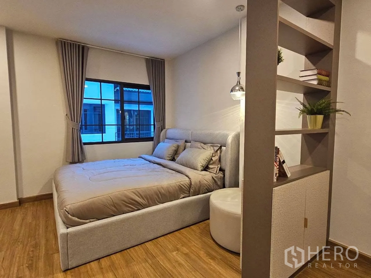 独栋房屋 for rent or sale in Bang Phli, Samut Prakan - 卧室一角，展示层架与吊灯靠近床头。