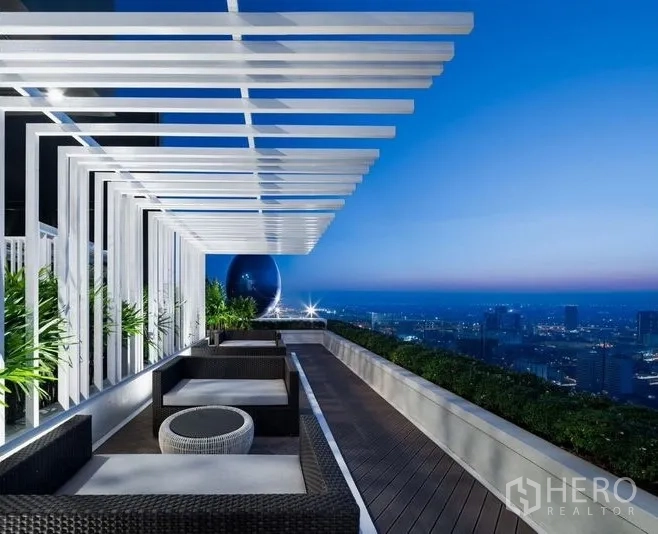 公寓 出租在Watthana, Bangkok - 屋顶露台设有凉棚座位，远眺天际线