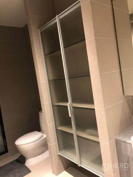 คอนโด ให้เช่าในPathum Wan, Bangkok - ห้องน้ำพร้อมตู้เก็บของกระจกฝ้าและโถสุขภัณฑ์