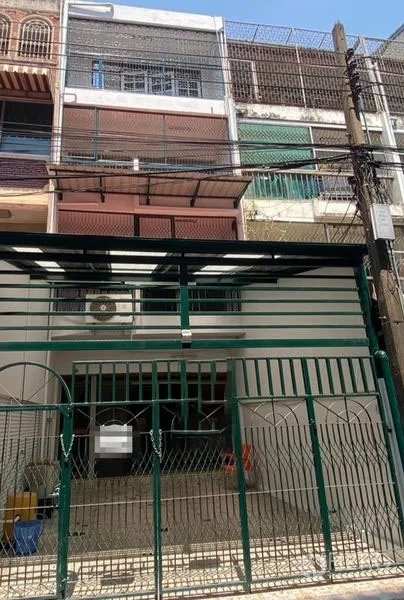 带办公室的家 出租在Khlong Toei, Bangkok - 多层店屋式住办合一外立面，绿色金属大门与遮雨棚，临街门面显眼。