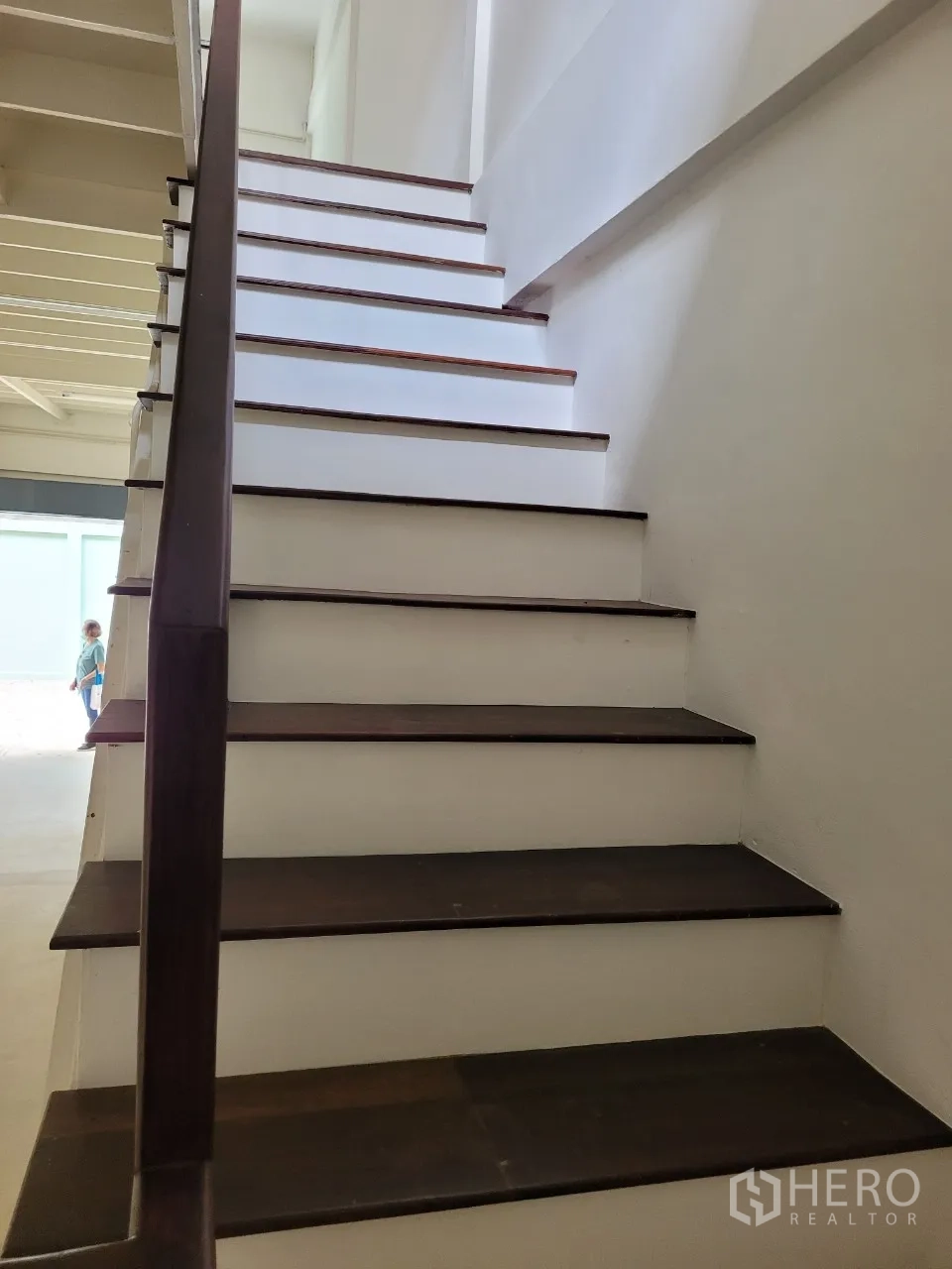 店屋 出租在Khlong Toei, Bangkok - 登往二层的楼梯视角，前方明亮窗面。