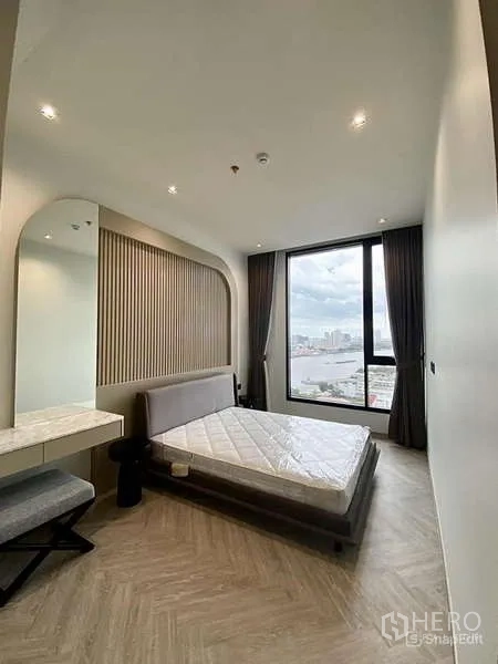 คอนโด ให้เช่า - ห้องนอนใหญ่หน้าต่างบานใหญ่ เห็นวิวแม่น้ำและสกายไลน์ พร้อมมุมแต่งตัว