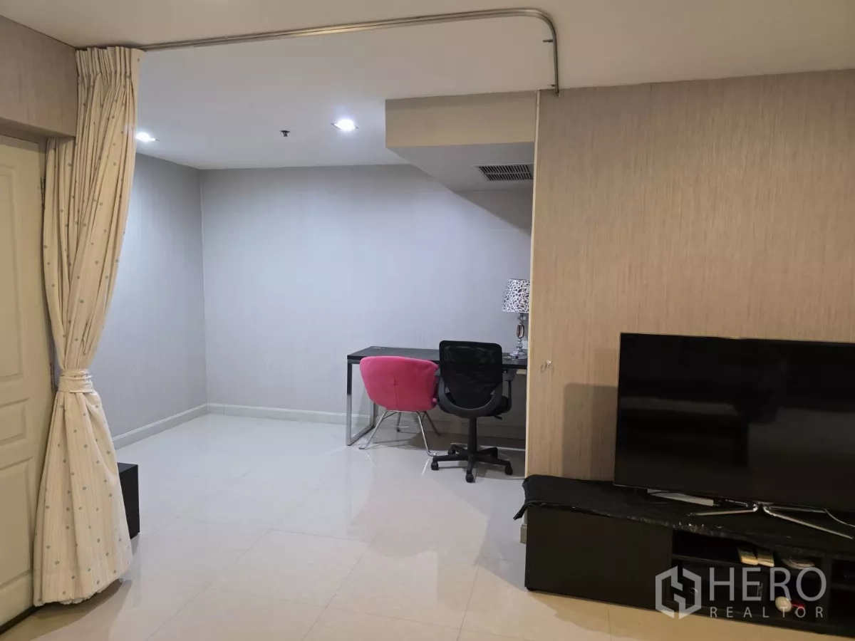 คอนโด ให้เช่าในKhlong Toei, Bangkok - มุมทำงานยืดหยุ่นพร้อมโต๊ะและฉากกั้นผ้าม่านข้างห้องนั่งเล่น