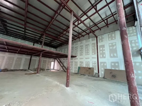 零售空间 出租在Khlong Toei, Bangkok - 开放式毛坯店铺，红色钢柱与夹层，石膏板墙面。