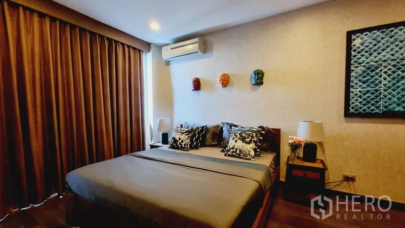 公寓 出售在Watthana, Bangkok - 第二卧室设双人床、暖色窗帘、分体空调与墙面装饰。
