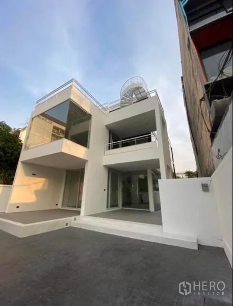 สำนักงานที่บ้าน ให้เช่าในYan Nawa, Bangkok - ด้านหน้าบ้านโฮมออฟฟิศทรงโมเดิร์น สีขาว กระจกบานใหญ่และระเบียง