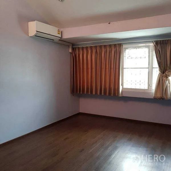 Home Office for rent in Watthana, Bangkok - Quiet bedroom with air-conditioning, curtains and wood floor.