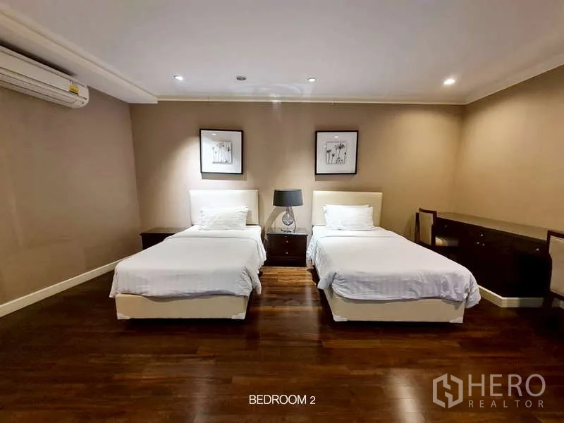 พื้นที่ขายปลีก ให้เช่าในWatthana, Bangkok - ห้องนอนเตียงคู่สองเตียง พื้นไม้ และโต๊ะหัวเตียง