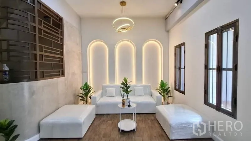 ทาวน์เฮาส์ ให้เช่าหรือขายในChatuchak, Bangkok - มุมนั่งเล่นผนังซุ้มไฟ 3 ช่อง พร้อมหน้าต่างบานสูง