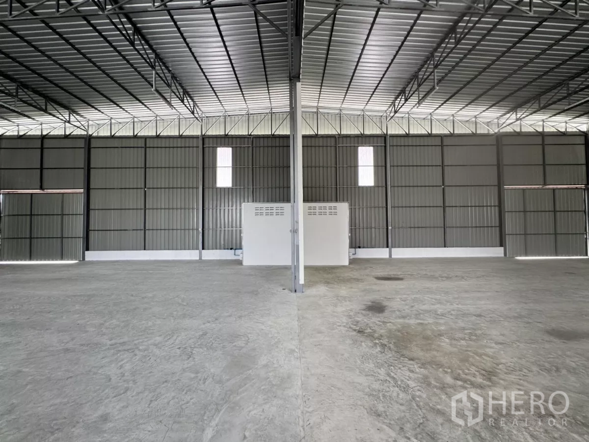 คลังสินค้า ให้เช่าในLam Luk Ka, Pathum Thani - ภาพภายในแบบสมมาตร เสากลาง ห้องบริการขนาดเล็ก และพื้นคอนกรีตกว้าง