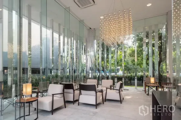คอนโด ให้เช่าในKhlong Toei, Bangkok - เลาจน์ส่วนกลางผนังกระจกสูง เพดานโคมระย้า พร้อมเก้าอี้นั่งพักผ่อน