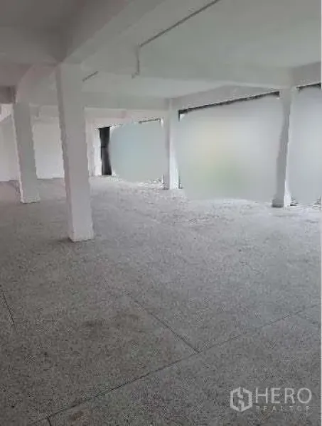 สำนักงาน ให้เช่าในKhlong Toei, Bangkok - สำนักงานสภาพเปลือกอาคาร แสงธรรมชาติ เพดานคานสีขาว และเลย์เอาต์กว้างพร้อมตกแต่งเพิ่ม.