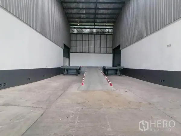 คลังสินค้า ให้เช่าในLat Krabang, Bangkok - ช่องโหลดสินค้ามีหลังคาคลุม พร้อมทางลาดรถบรรทุกและด็อคเลเวลเลอร์หน้าShutter