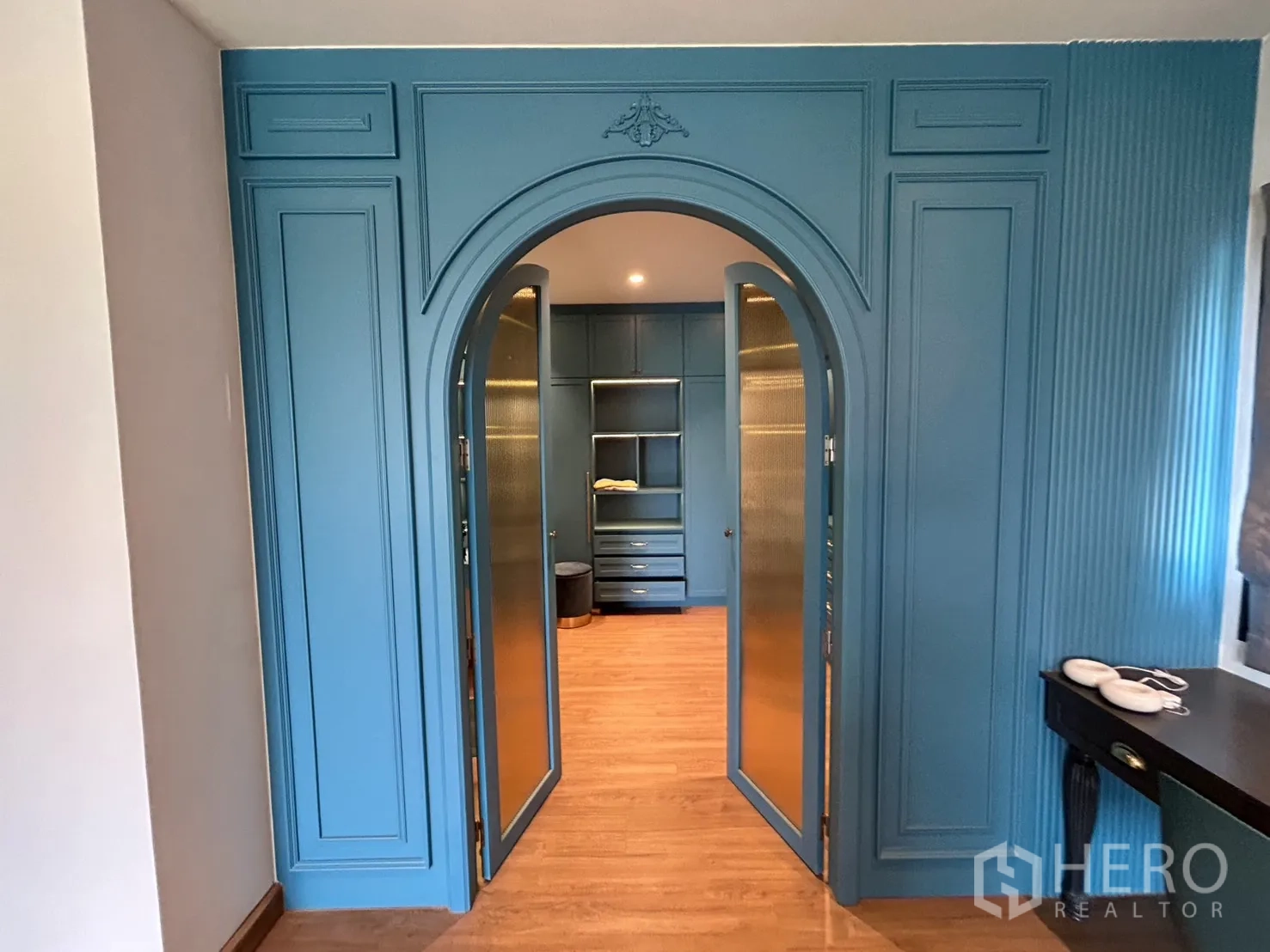 Detached House for rent in Bang Phli, Samut Prakan - Decorative blue arched doorway leading into the dressing room.