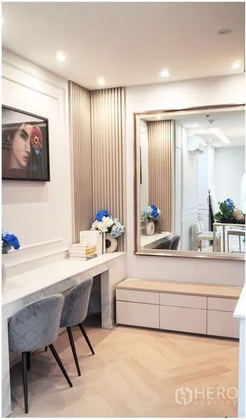 คอนโด ให้เช่าหรือขาย - โซนแต่งตัว โต๊ะยาว กระจกบานใหญ่ และตู้เก็บของ