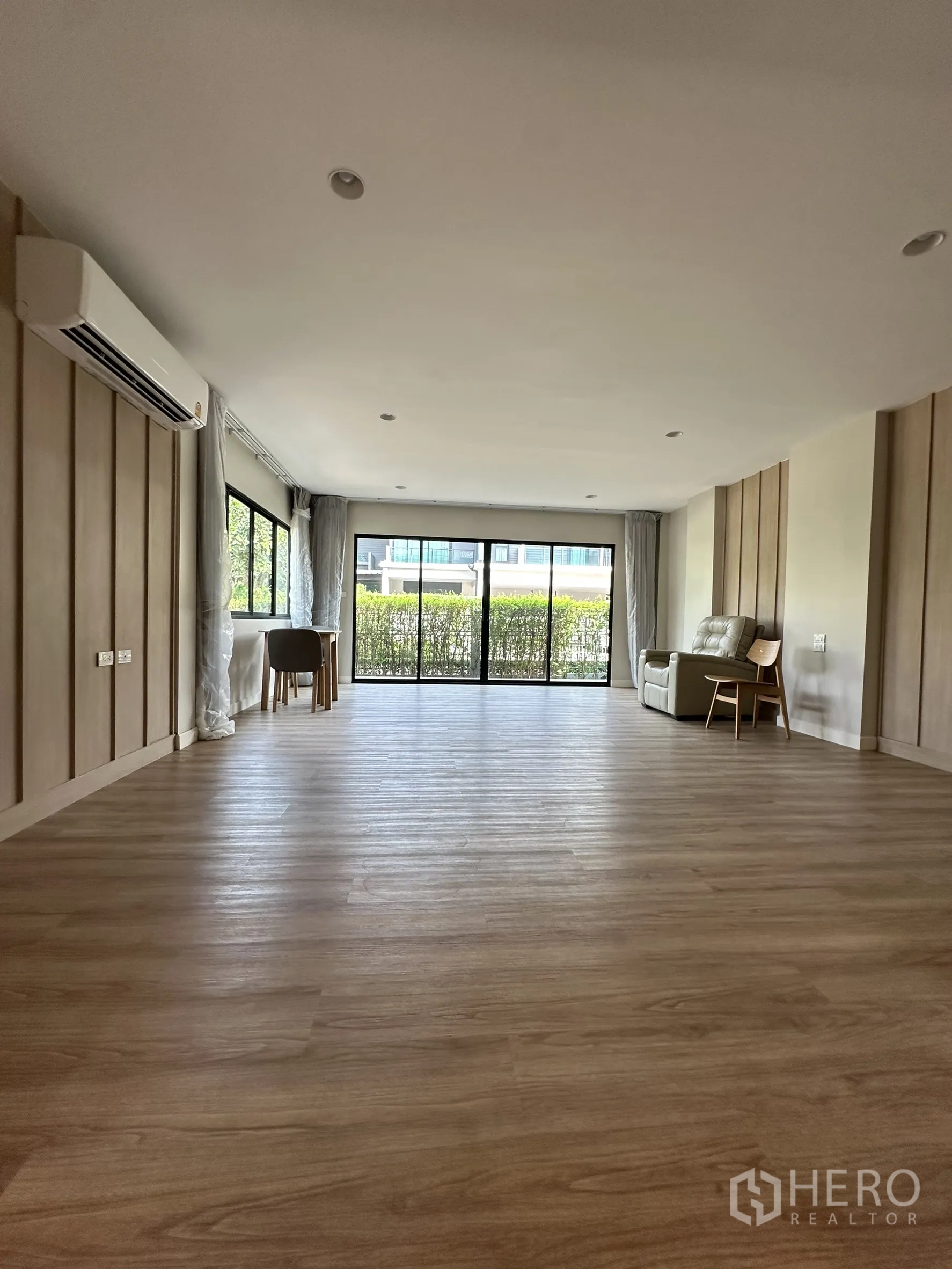 บ้าน ขายในLam Luk Ka, Pathum Thani - ห้องกว้างหันสู่ประตูเลื่อนออกสวนพุ่ม พร้อมเครื่องปรับอากาศ