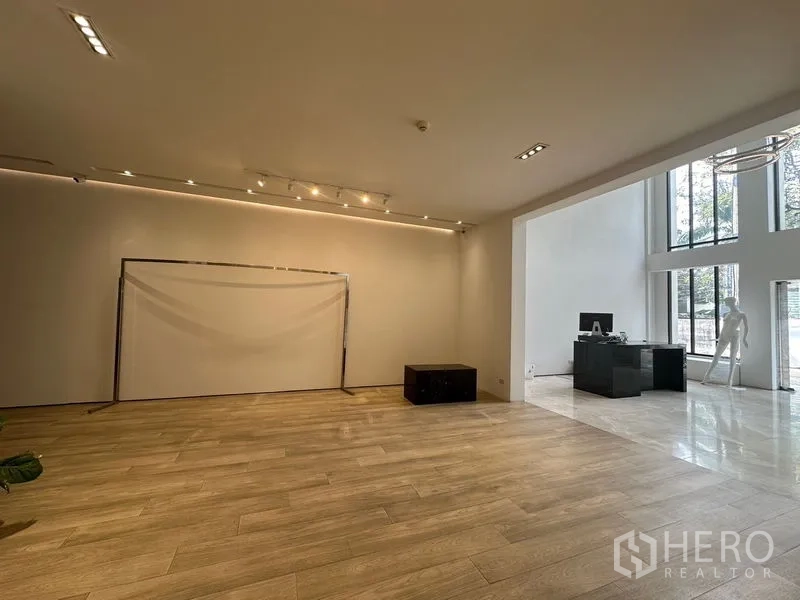 สำนักงานที่บ้าน ให้เช่าในPhra Khanong, Bangkok - พื้นที่โชว์รูมเปิดโล่งติดกับโถงต้อนรับโปร่งโล่ง ผนังกระจกบานใหญ่