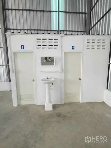 货栈 出租在Prawet, Bangkok - 仓库内的男女分厕与洗手台。