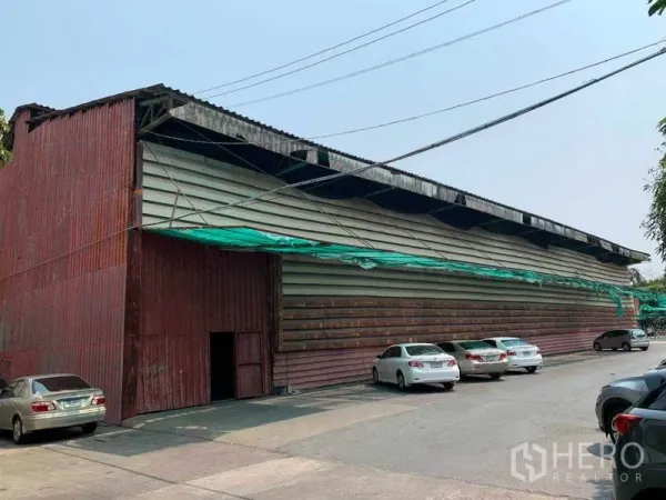 คลังสินค้า ให้เช่าในBang Kho Laem, Bangkok - มุมมองด้านหน้าโกดังผนังเมทัลชีทขนาดใหญ่ พร้อมที่จอดรถและทางเข้าออกกว้าง
