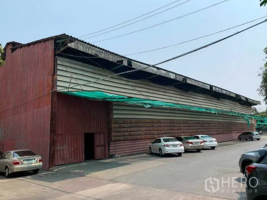 คลังสินค้า ให้เช่าในBang Kho Laem, Bangkok - มุมมองด้านหน้าโกดังผนังเมทัลชีทขนาดใหญ่ พร้อมที่จอดรถและทางเข้าออกกว้าง