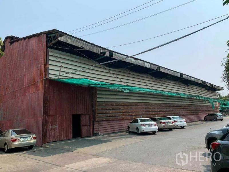 คลังสินค้า ให้เช่าในBang Kho Laem, Bangkok - มุมมองด้านหน้าโกดังผนังเมทัลชีทขนาดใหญ่ พร้อมที่จอดรถและทางเข้าออกกว้าง
