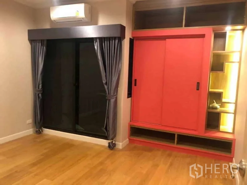 独立式住宅 出租或出售在Prawet, Bangkok - 空房间，红色定制柜、灰色窗帘与木地板