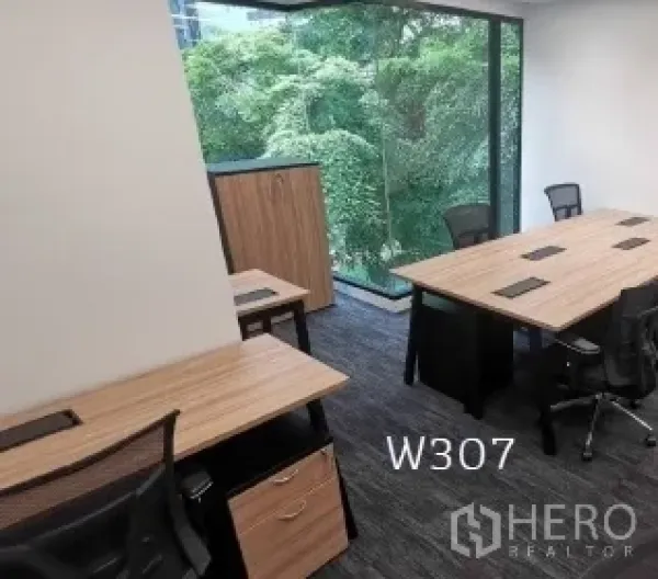 สำนักงาน ให้เช่าในKhlong Toei, Bangkok - ออฟฟิศขนาด 20 ตร.ม. เฟอร์นิเจอร์ครบ โต๊ะไม้ เก้าอี้ตาข่าย พร้อมหน้าต่างเต็มบานมองเห็นต้นไม้