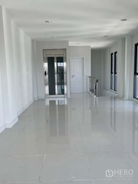 Home Office for rent or sale in Suan Luang, Bangkok - Open-plan office floor featuring glossy tiles, large windows and direct access to an interior elevator.