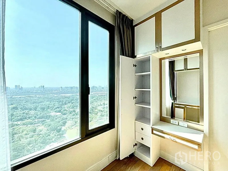 คอนโด ให้เช่าในChatuchak, Bangkok - หน้าต่างใหญ่เห็นวิวเมืองและสวน ข้างโต๊ะเครื่องแป้งบิวท์อิน