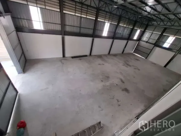 货栈 出租或出售在Bang Phli, Samut Prakan - 从夹层俯视的高挑仓库大厅，带采光带