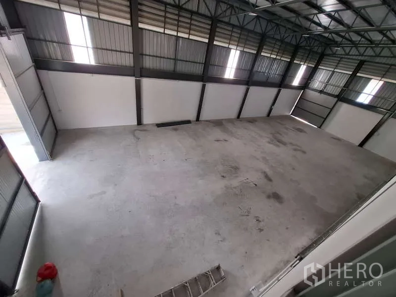 货栈 出租或出售在Bang Phli, Samut Prakan - 从夹层俯视的高挑仓库大厅，带采光带