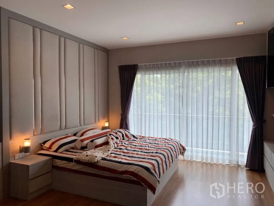独立式住宅 出租或出售在Prawet, Bangkok - 主卧配软包床头，落地窗与纱帘，采光充足。