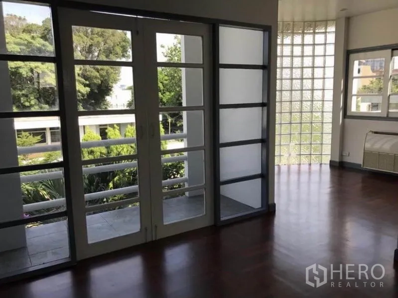 ทาวน์เฮาส์ ให้เช่าในSuan Luang, Bangkok - ห้องกว้าง ประตูเฟรนช์ฟูลไฮท์ ผนังกระจกบล็อกโค้ง มองเห็นสวน