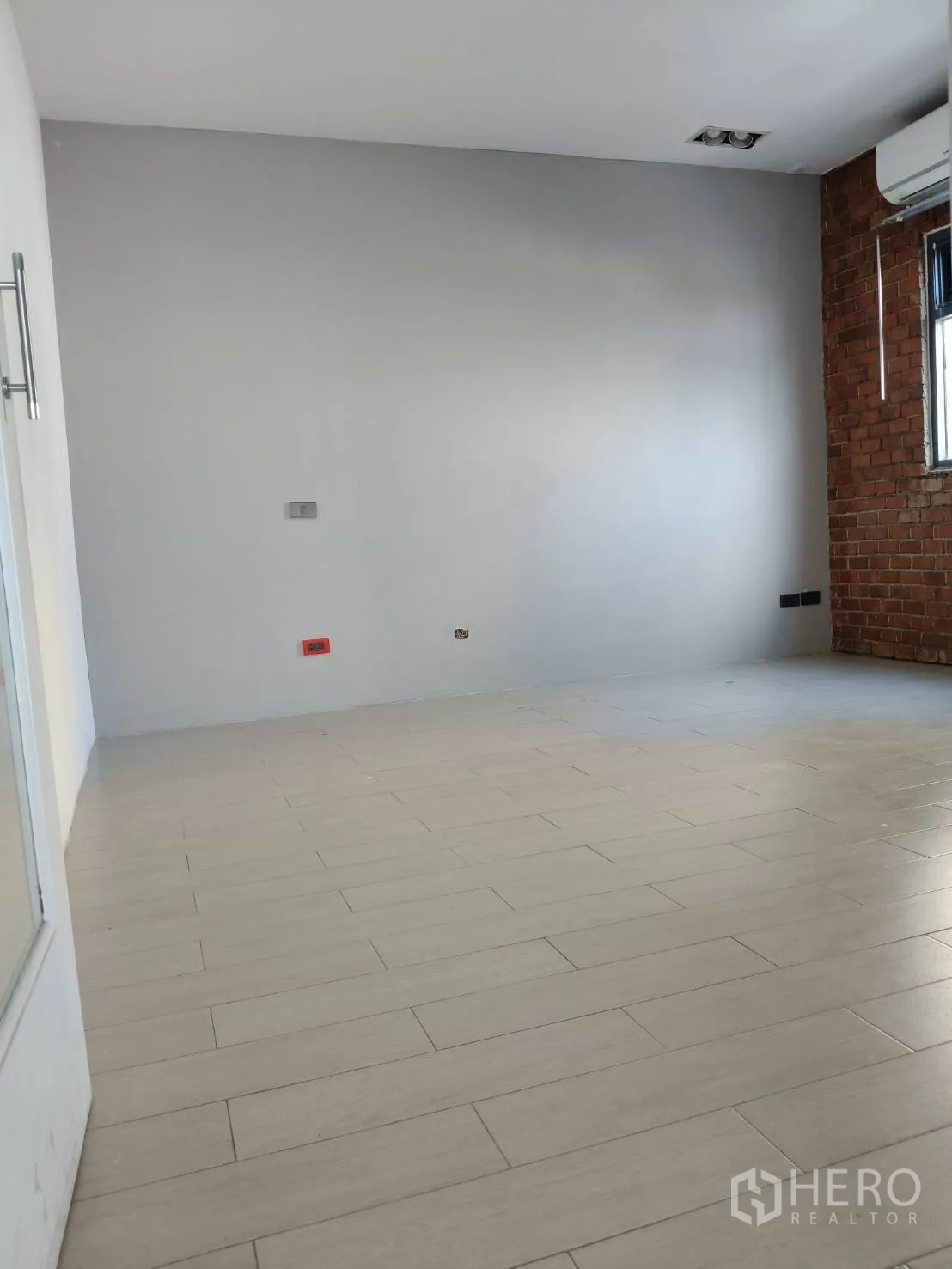 สำนักงาน ให้เช่าในKhlong Toei, Bangkok - ห้องกว้างผนังอิฐโชว์แนว มีเครื่องปรับอากาศ และพื้นลายไม้