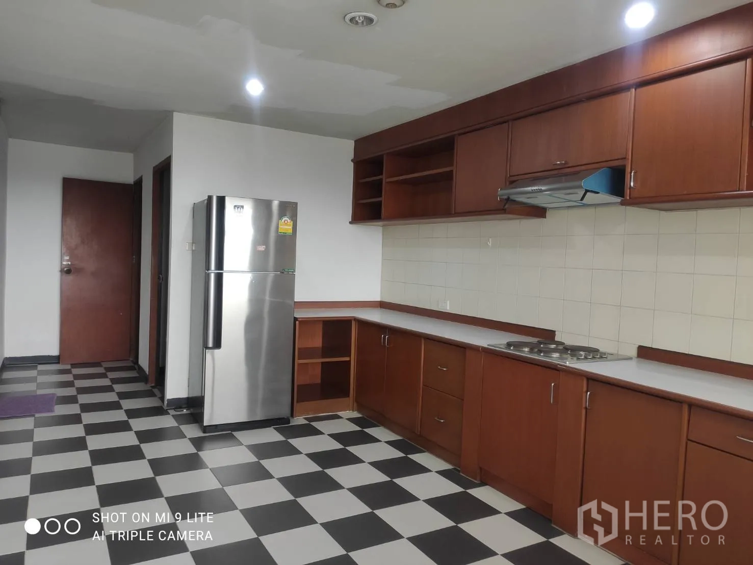 อพาร์ทเมนท์ ให้เช่าในWatthana, Bangkok - ครัวแยกพร้อมตู้บิลท์อินยาว เตา เครื่องดูดควัน ตู้เย็น และพื้นกระเบื้องตาราง