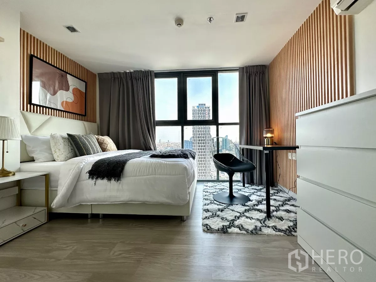 คอนโด ขายในPhra Khanong, Bangkok - ห้องนอนกว้างพร้อมโต๊ะทำงาน หน้าต่างบานใหญ่และวิวเมือง