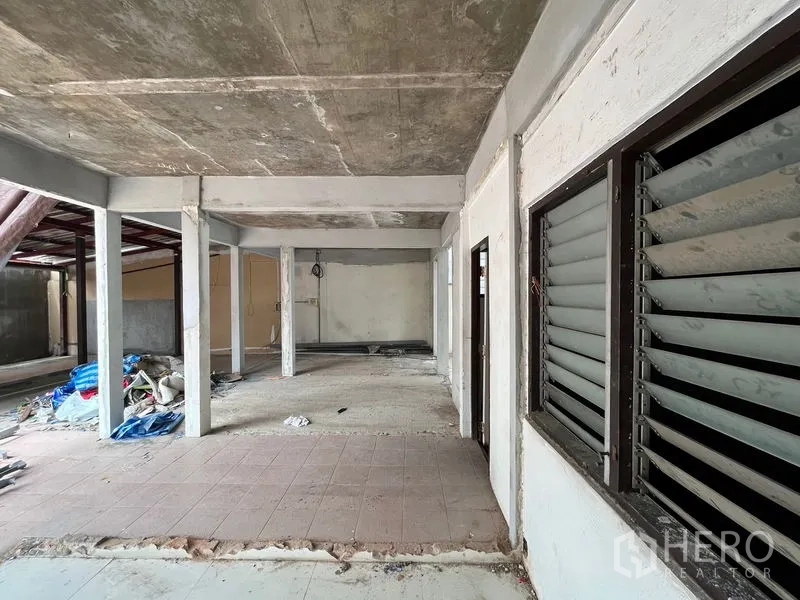 พื้นที่ขายปลีก ให้เช่าในWatthana, Bangkok - โถงดิบเพดานคอนกรีต เสาเป็นตาราง และบานเกล็ดหน้าต่าง