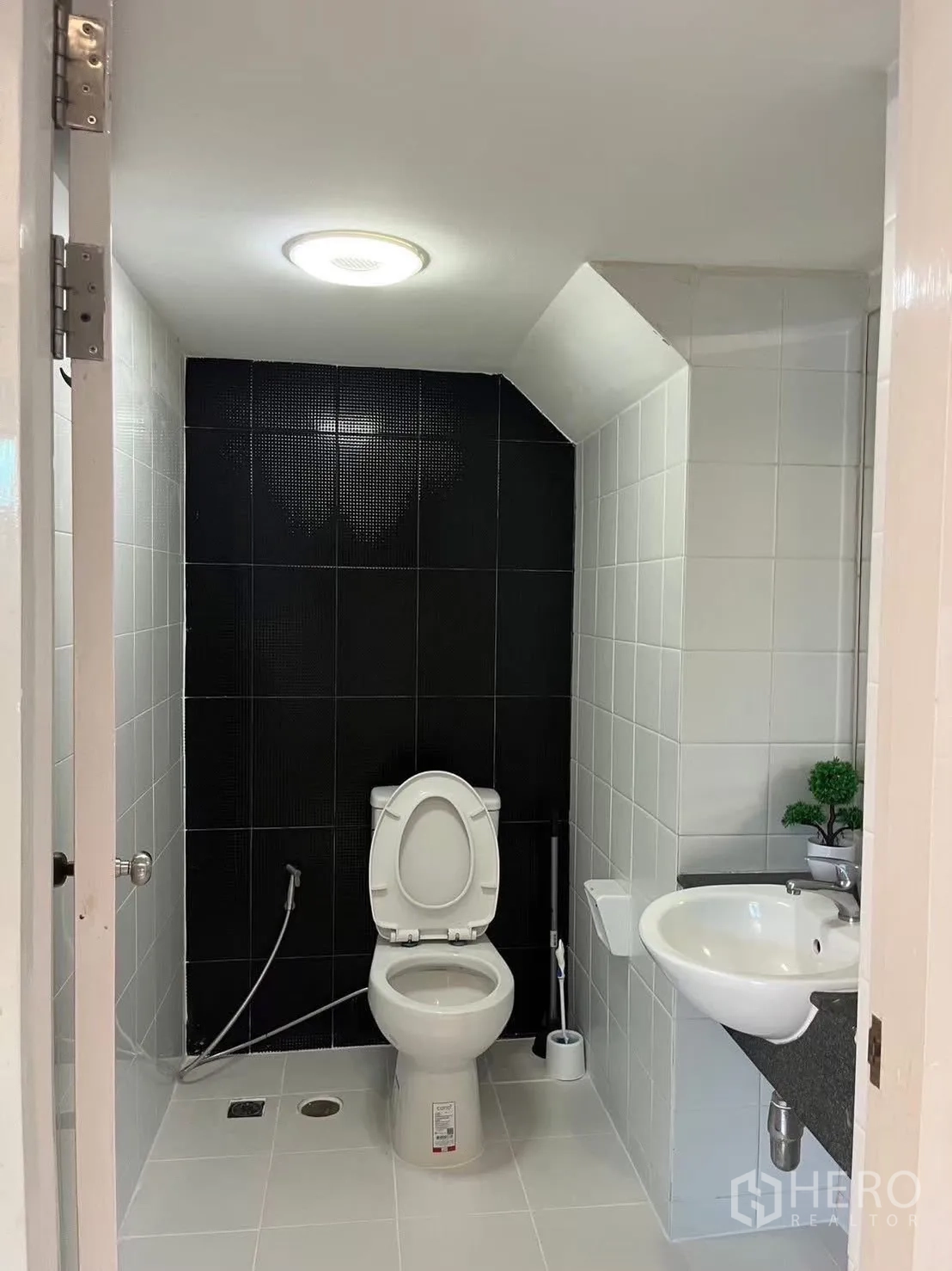 ทาวน์เฮาส์ ให้เช่าในSuan Luang, Bangkok - ห้องน้ำชั้นล่าง โทนขาวดำ พร้อมอ่างล้างหน้าและโถสุขภัณฑ์