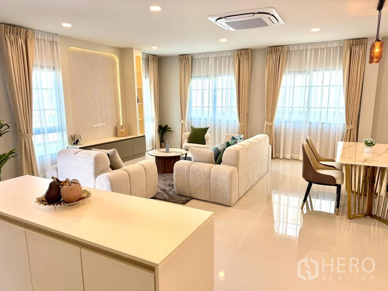独栋房屋 for rent in Bang Phli, Samut Prakan - 采光充足的客厅，多个窗户、沙发与嵌入式空调。