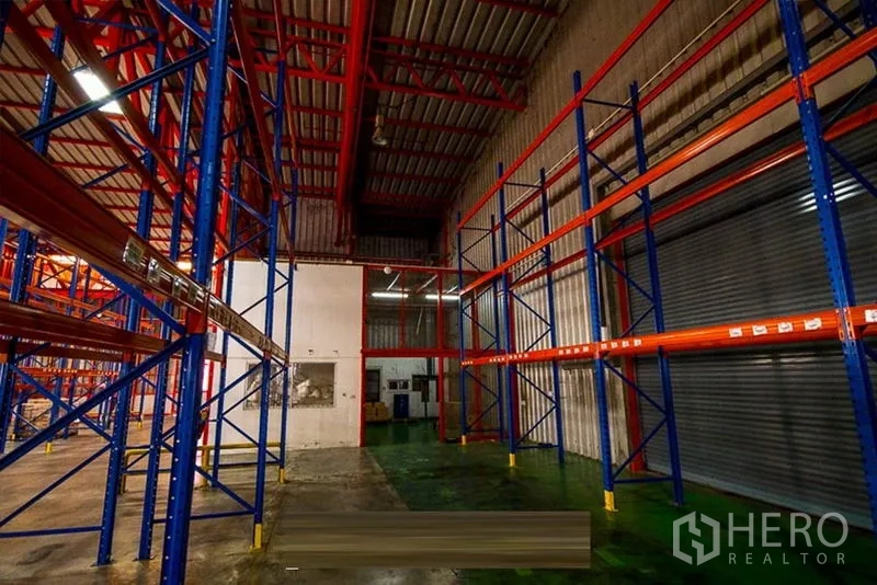 คลังสินค้า ให้เช่าในSamut Prakan - โซนโหลดสินค้า ประตูม้วนโลหะ พร้อมเฟรมชั้นวางตามผนัง