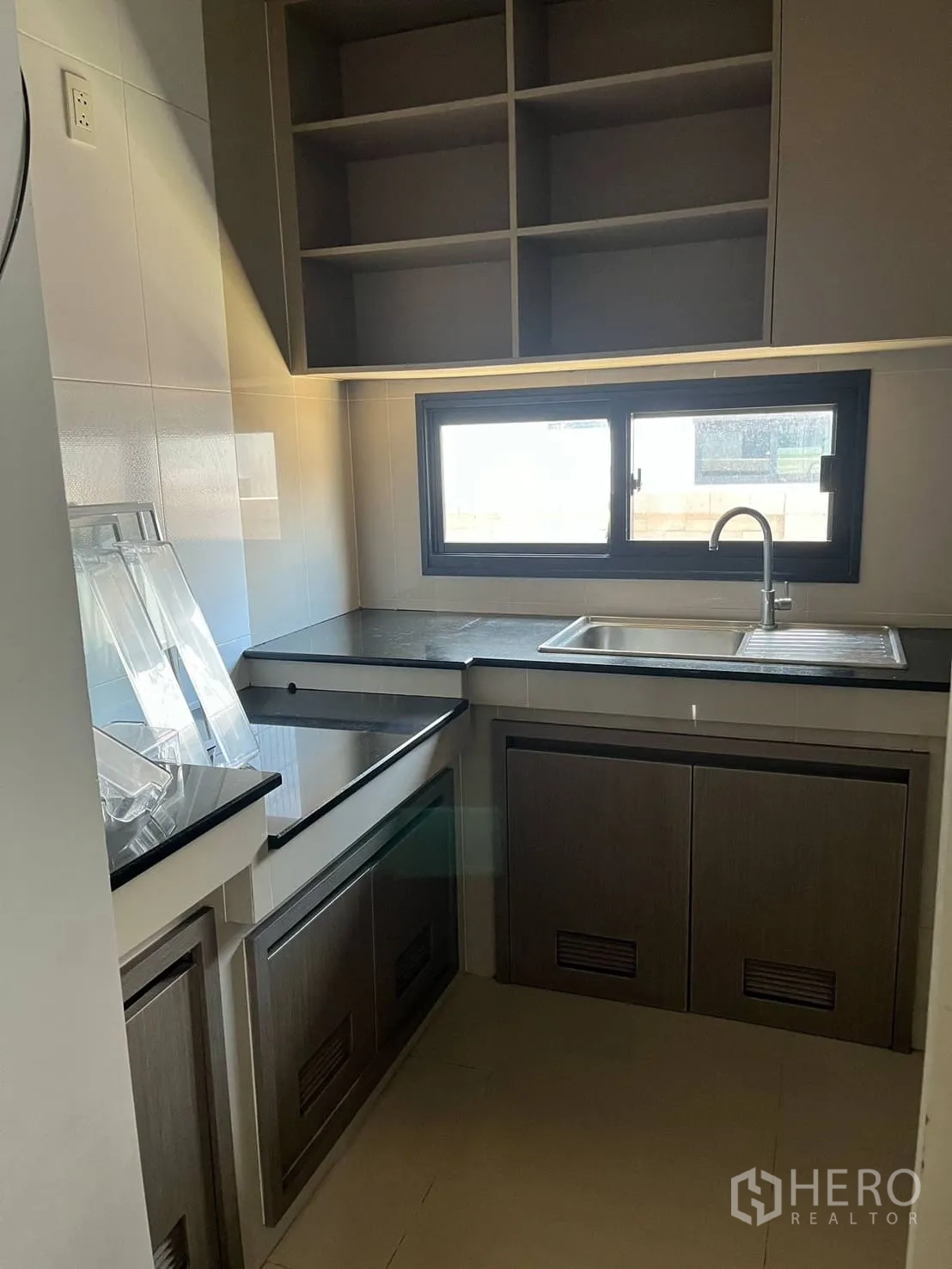 บ้าน ให้เช่าหรือขายในLam Luk Ka, Pathum Thani - ห้องครัวบิลต์อิน ตู้ลอย หน้าต่าง และอ่างล้างจานสแตนเลส