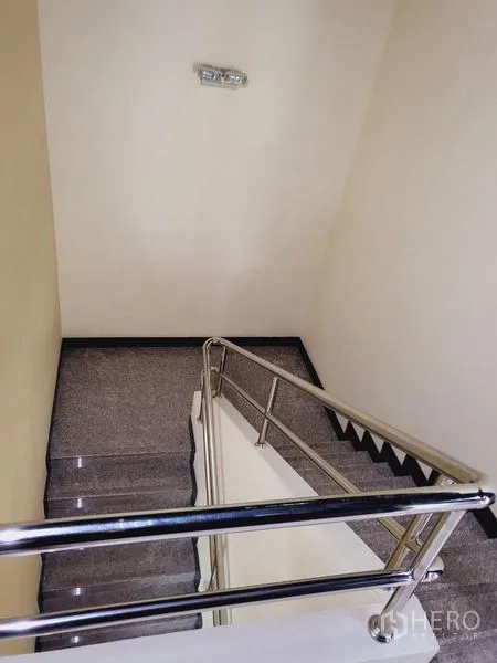 办公空间 出租在Khlong Toei, Bangkok - 楼梯平台，不锈钢扶手与花岗岩台阶。