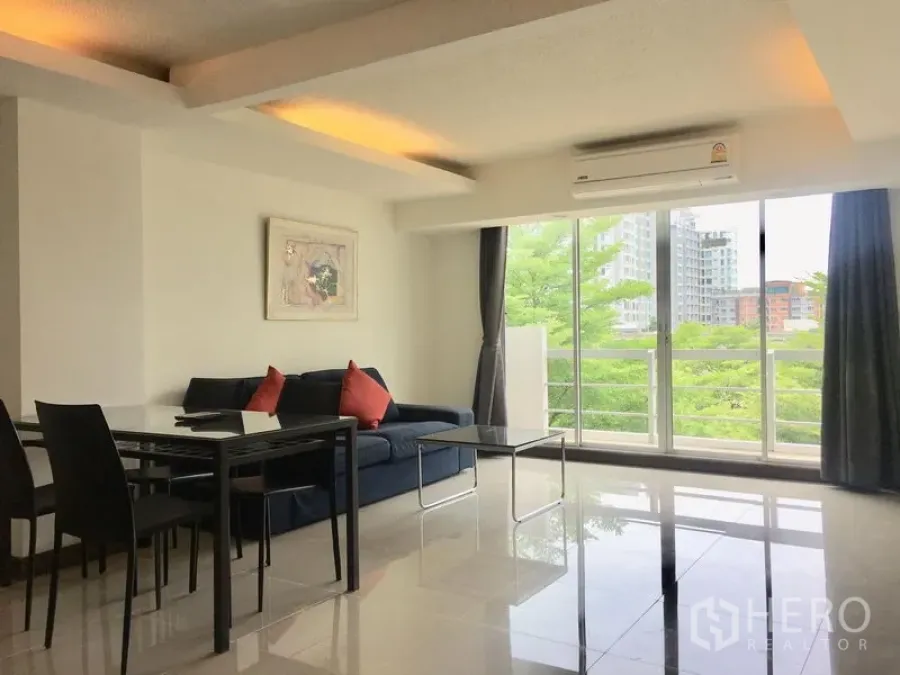 คอนโด ให้เช่าในKhlong Toei, Bangkok - ห้องนั่งเล่นสว่างพร้อมโต๊ะทานอาหาร กระจกเต็มบาน ระเบียงและวิวเมือง ที่คอนโด Waterford สุขุมวิท 50