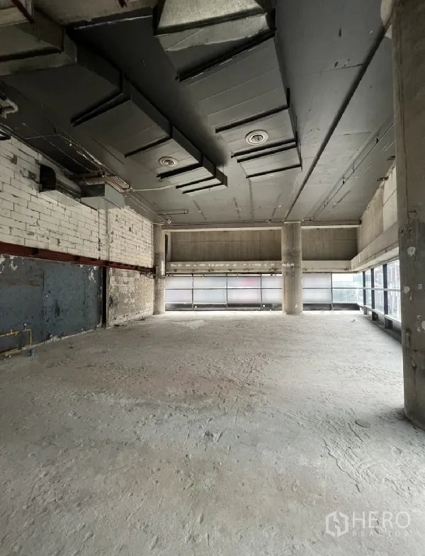 พื้นที่ขายปลีก ให้เช่า - พื้นที่ค้าปลีกสภาพเปลือก เพดานสูง เดินท่อโชว์ พร้อมหน้าต่างติดถนนบานกว้าง