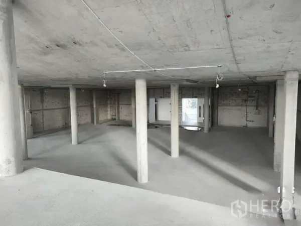 พื้นที่ขายปลีก ให้เช่าในWatthana, Bangkok - พื้นที่เปลือกอาคารโล่ง เสาคอนกรีตและเพดานดิบ พร้อมตกแต่งตามต้องการ.