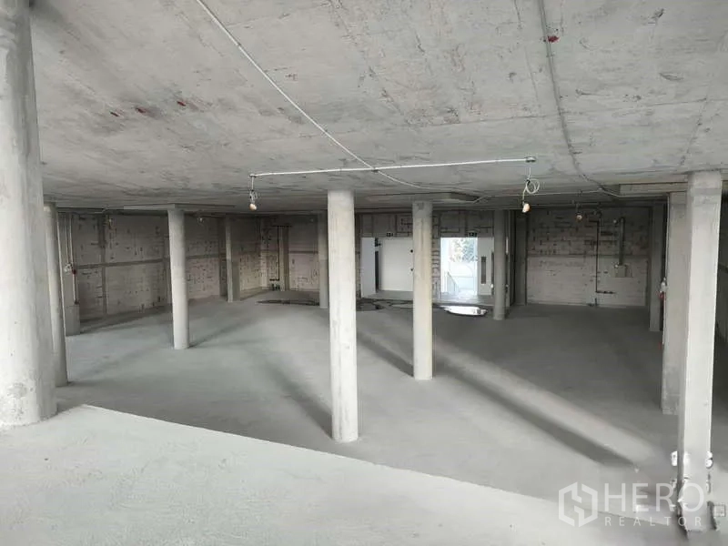 พื้นที่ขายปลีก ให้เช่าในWatthana, Bangkok - พื้นที่เปลือกอาคารโล่ง เสาคอนกรีตและเพดานดิบ พร้อมตกแต่งตามต้องการ.