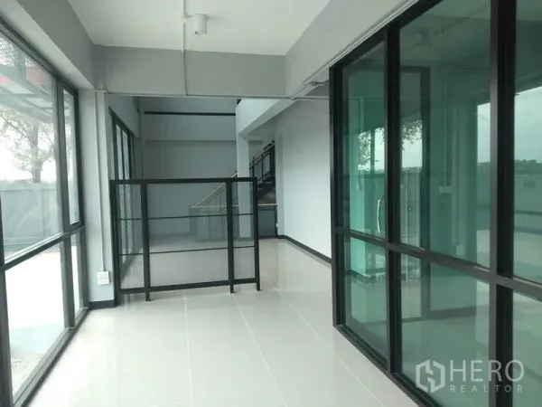 工厂 出租或出售 - 采光充足的玻璃走廊与推拉门，配安全护栏。