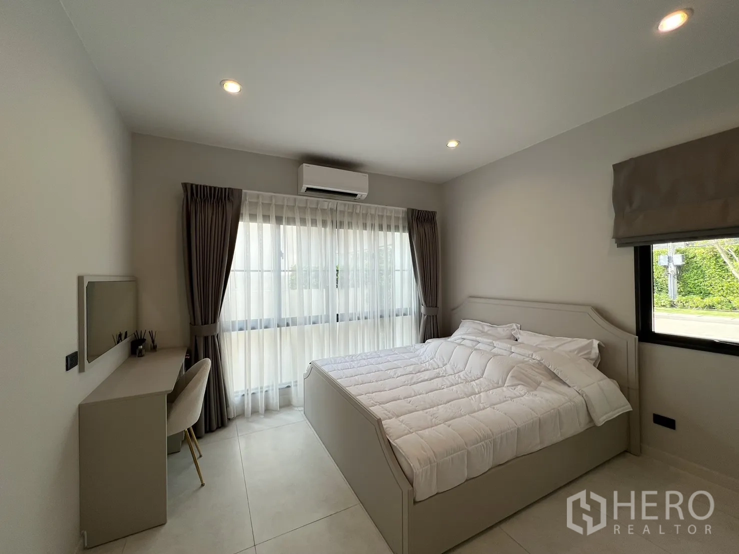 บ้านเดี่ยว for rent in Bang Phli, Samut Prakan - ห้องนอนแขกพร้อมโต๊ะทำงาน แอร์ และหน้าต่างสองด้าน