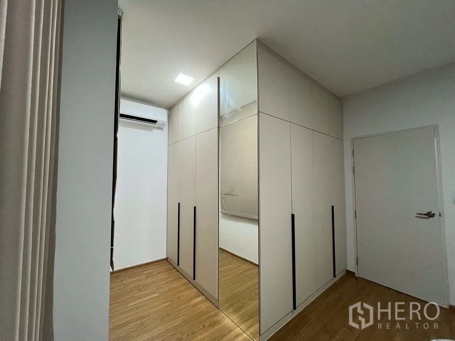 联排别墅 for rent in Bang Phli, Samut Prakan - 走廊一侧的到顶嵌入式衣柜，带镜面。